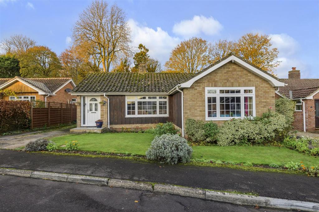 Roundway Gardens, Devizes 4 bed detached bungalow £495,000