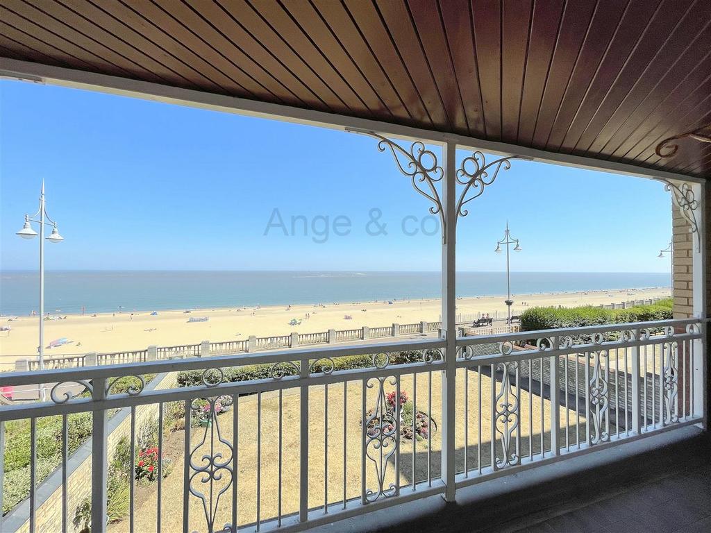 Kirkley Cliff Road, Lowestoft 2 bed apartment £280,000