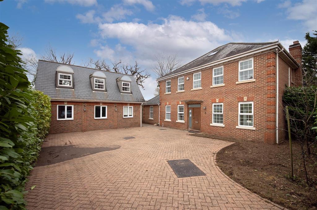 Westlinton Close, Mill Hill 7 bed detached house £5,000 pcm (£1,154 pw)