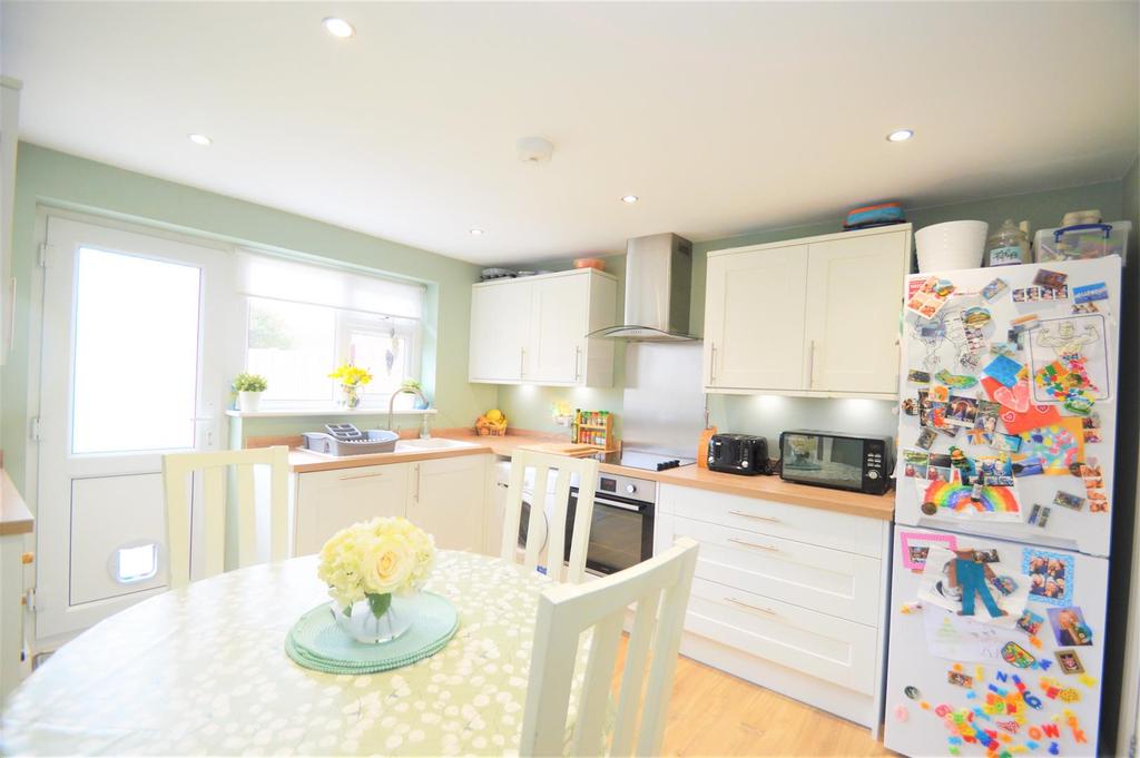 Eastbury Avenue, Rochford 3 bed semidetached house £365,000