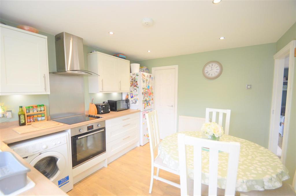 Eastbury Avenue, Rochford 3 bed semidetached house £365,000