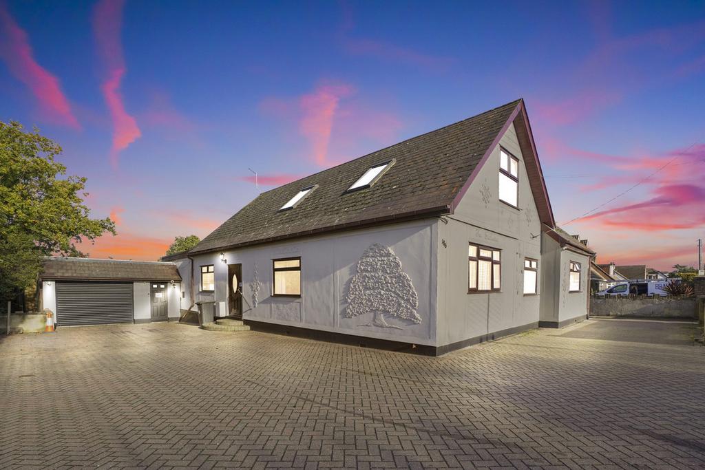 Rawreth Lane, Rayleigh, SS6 6 bed detached house for sale £750,000