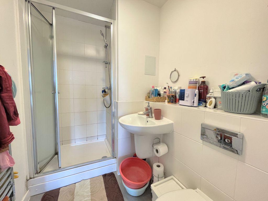 Ensuite to Bed 1