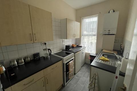 1 bedroom flat for sale - St Helens Road, Westcliff-on-Sea, SS0 7LA