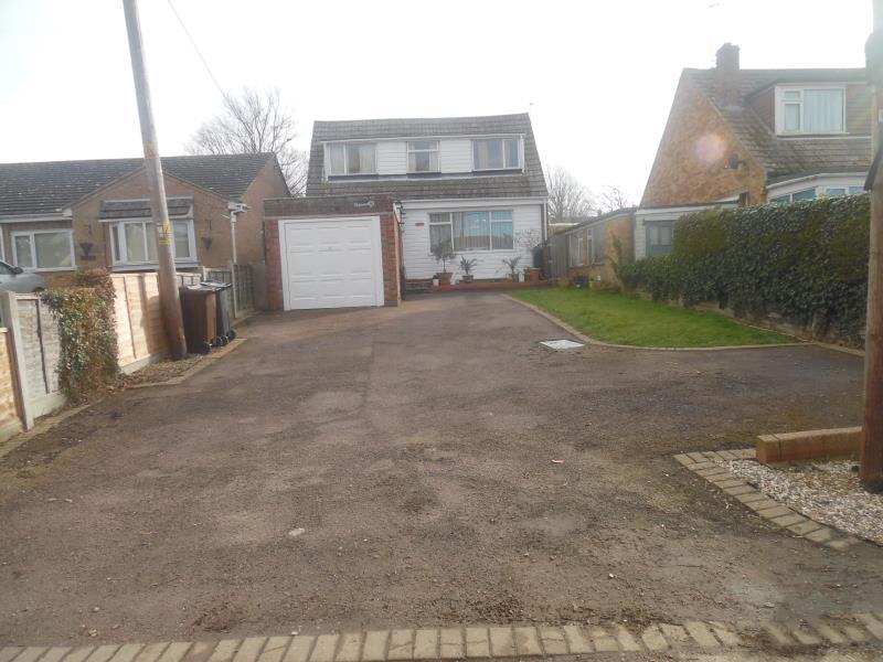 Oakmead Road, Point Clear, St Osyth, Essex,CO16 8NN 2 bed detached house £1,045 pcm (£241 pw)