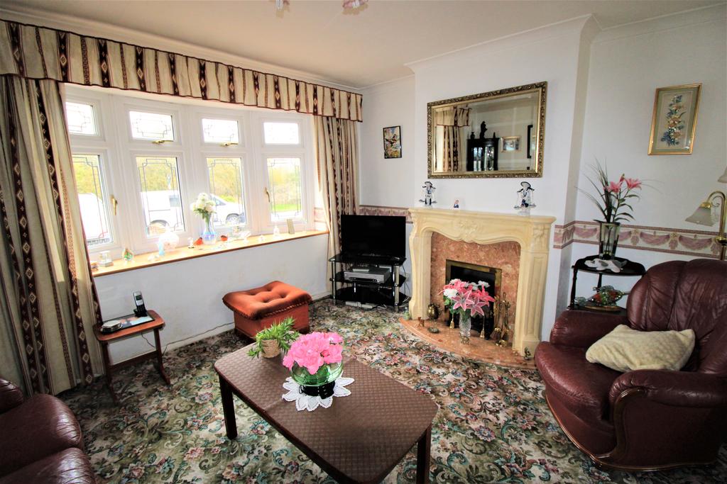 Kerry Drive, Upminster RM14 3 bed semidetached house for sale £465,000