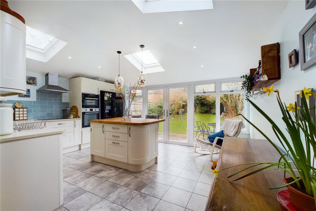 Druce Way, Thatcham, Berkshire, RG19 4 bed semidetached house £450,000