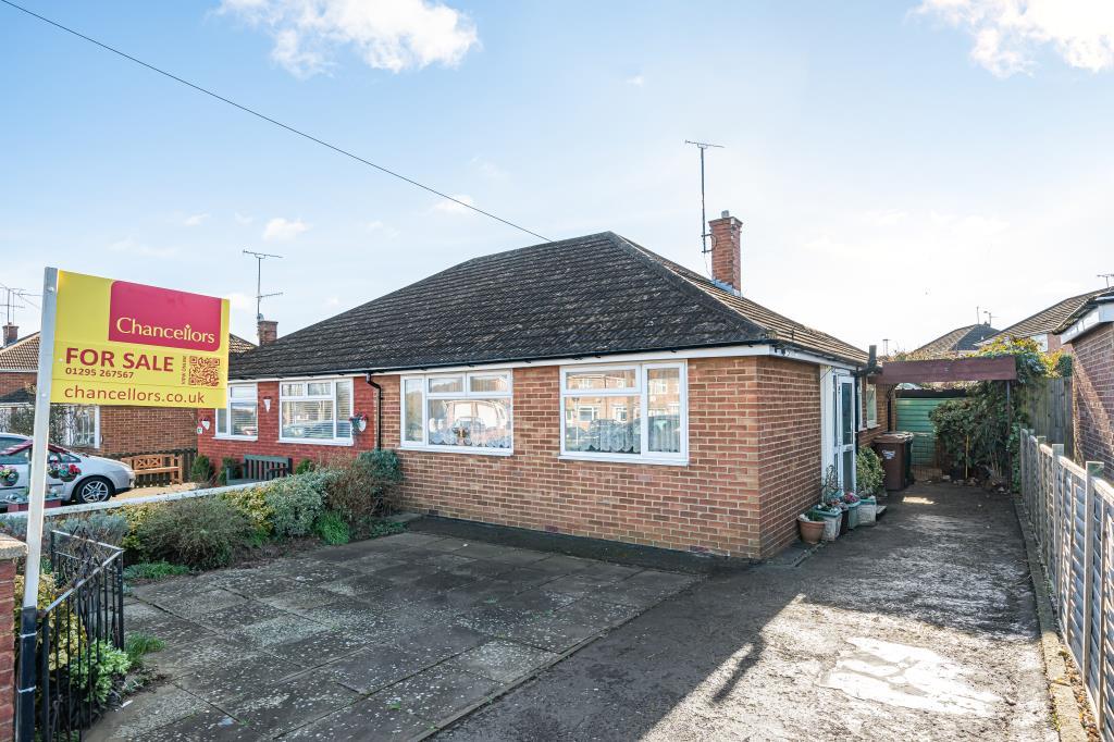 Banbury, Oxfordshire, OX16 2 bed semidetached bungalow for sale £250,000
