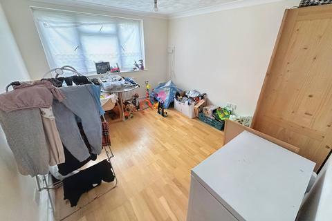 3 bedroom flat for sale - Townson Avenue, Northolt UB5