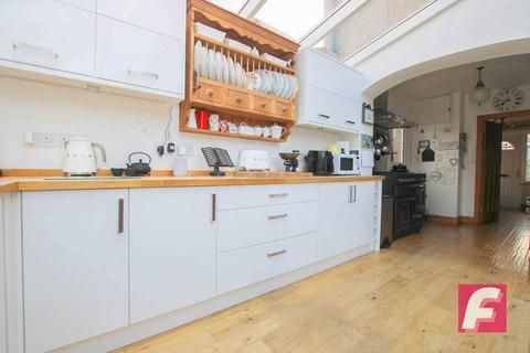 5 bedroom semi-detached house for sale, Tudor Avenue, North Watford