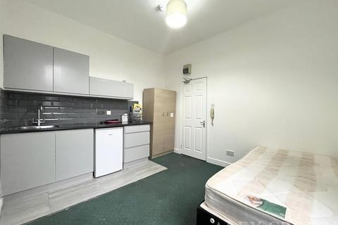 Studio to rent, Warham Road, Harringay Ladder