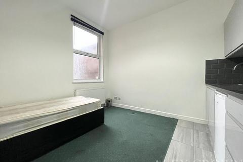 Studio to rent, Warham Road, Harringay Ladder