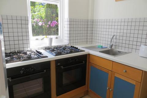 Studio to rent, Fulham Palace Road, Hammersmith, London, W6