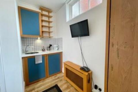 Studio to rent, Fulham Palace Road, Hammersmith, London, W6