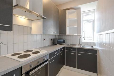 Studio to rent, Pembroke Road, London, W8