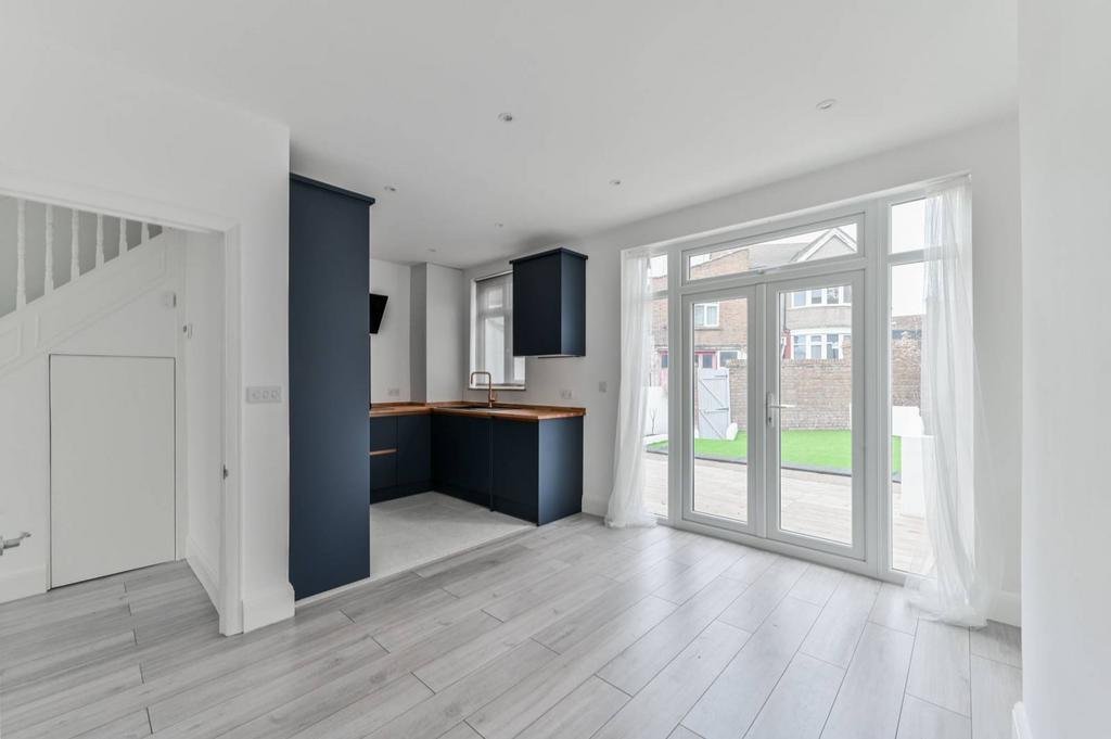 Byron Road, Walthamstow, London, E17 3 bed terraced house for sale £