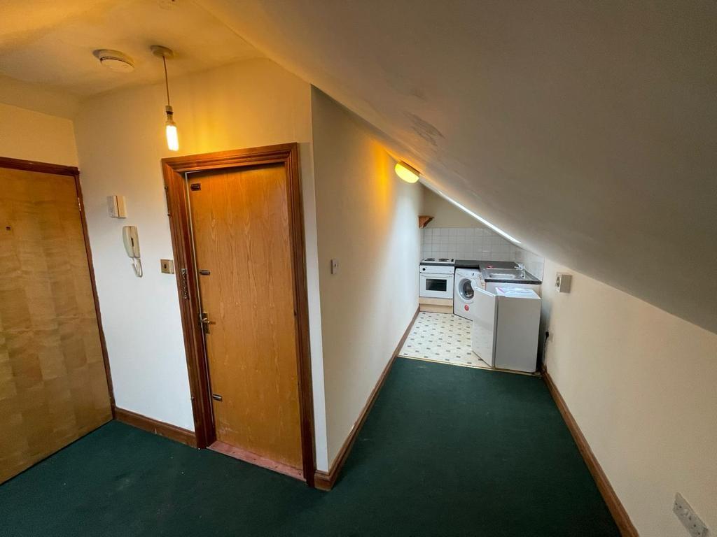 Rosemary Lane, Blackwater, Camberley... Studio £550 pcm (£127 pw)