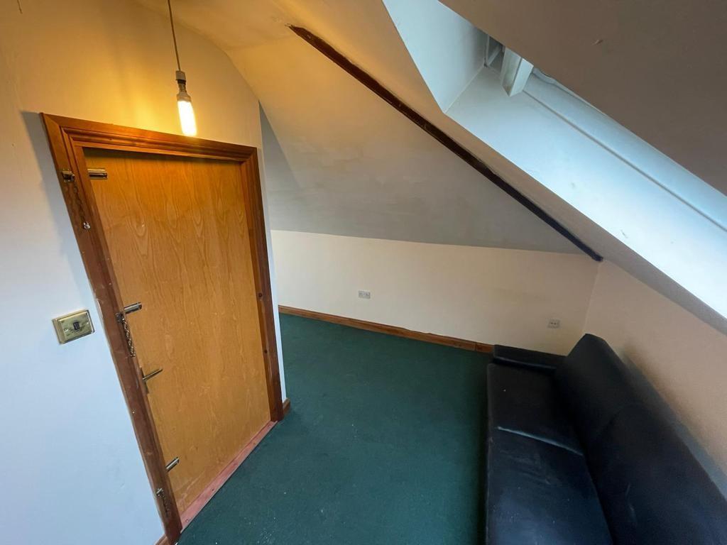 Rosemary Lane, Blackwater, Camberley... Studio £550 pcm (£127 pw)