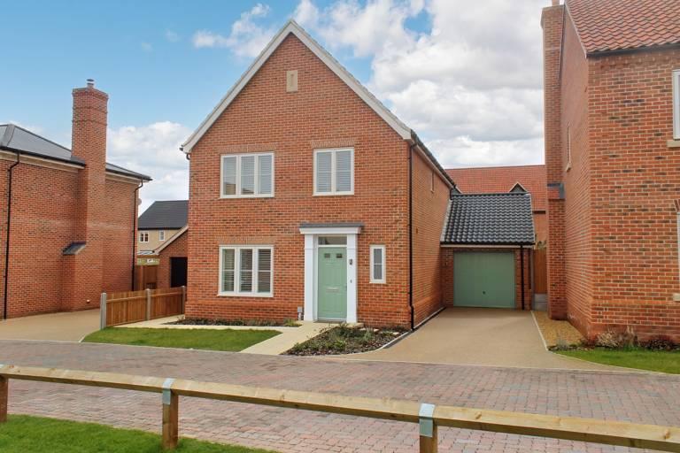Kestrel Drive, Holt NR25 4 bed detached house to rent £2,000 pcm (£