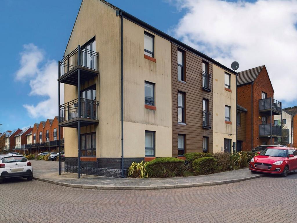 Langdon Road, Swansea, SA1 2 bed flat for sale £150,000