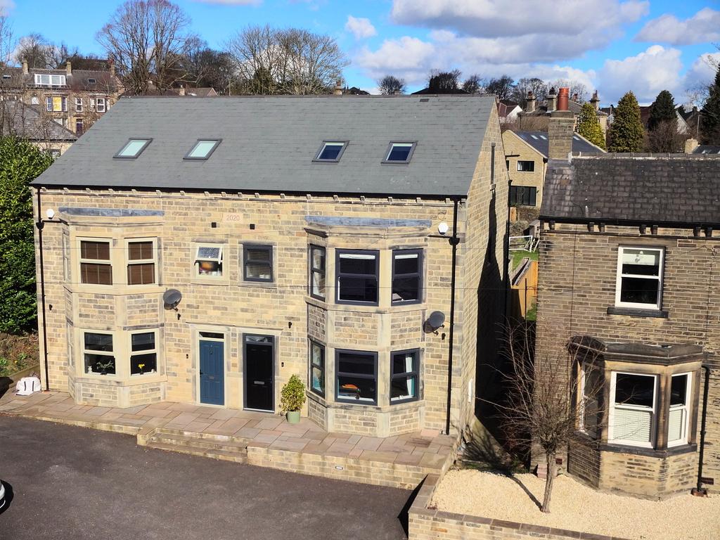 Wakefield Road, Hipperholme HX3 4 bed semidetached house for sale £