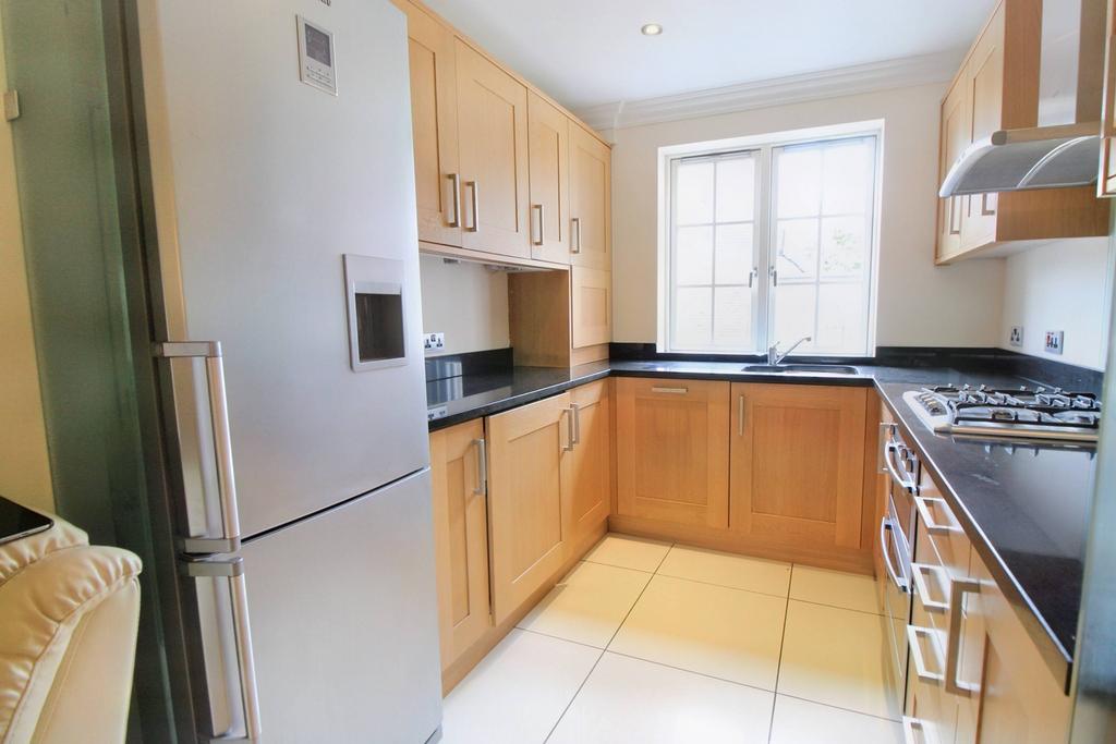 Roxeth Hill, Harrow HA2 3 bed terraced house £2,250 pcm (£519 pw)