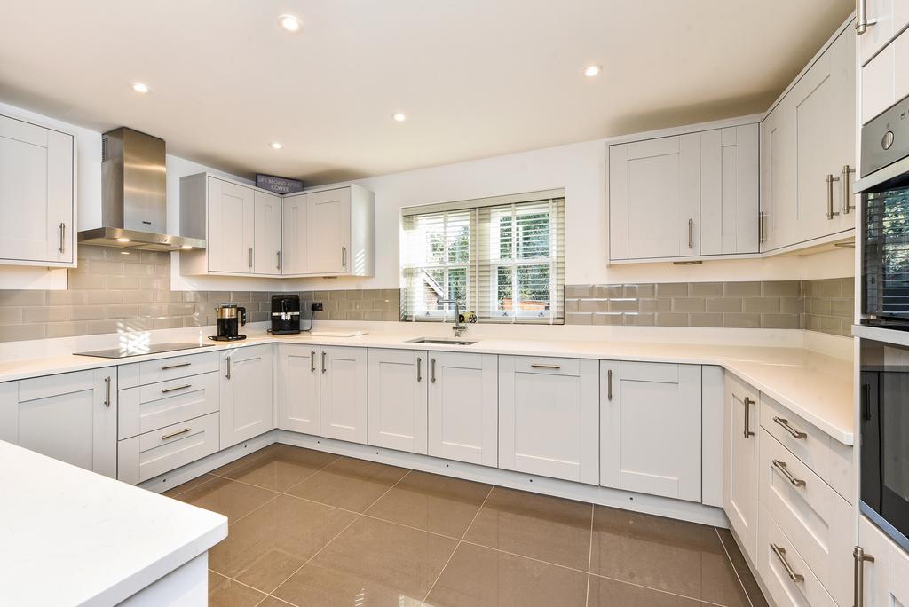 Old School Close, Petworth GU28 4 bed detached house £775,000