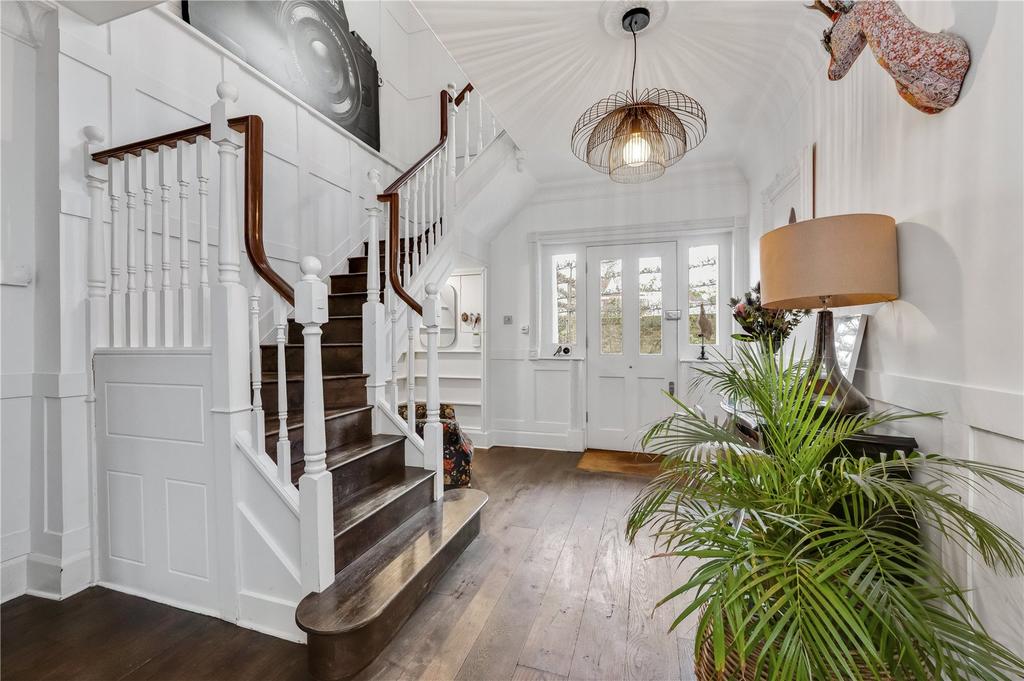 Walton Lane, Shepperton, Middlesex, TW17 6 bed semidetached house £