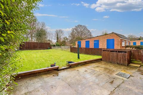 58 Upfield, Horley, RH6 7LF