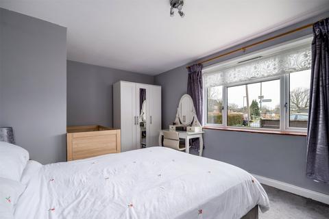 58 Upfield, Horley, RH6 7LF
