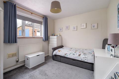 58 Upfield, Horley, RH6 7LF