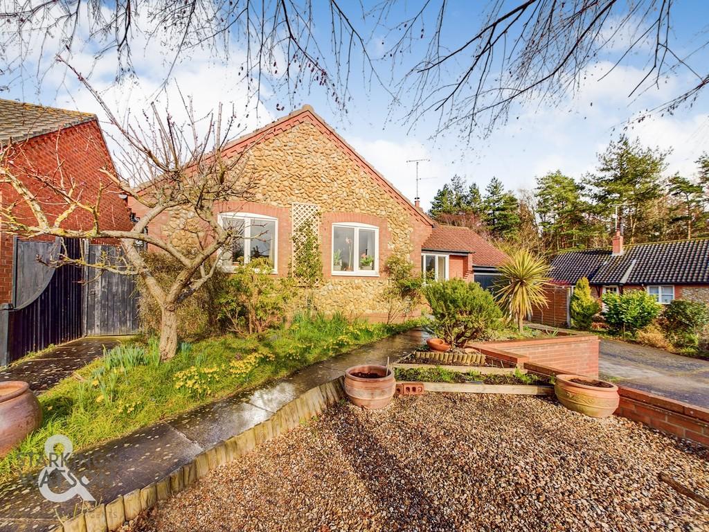 Rowan Way, Fakenham 3 bed detached bungalow £350,000