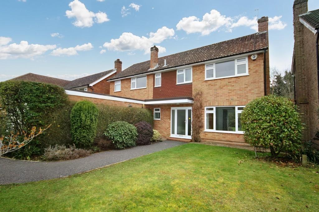 DURLESTON PARK DRIVE, GREAT BOOKHAM... 4 bed detached house £2,995