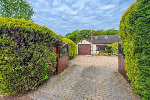150 Walsall Road, Lichfield, WS13 8AH