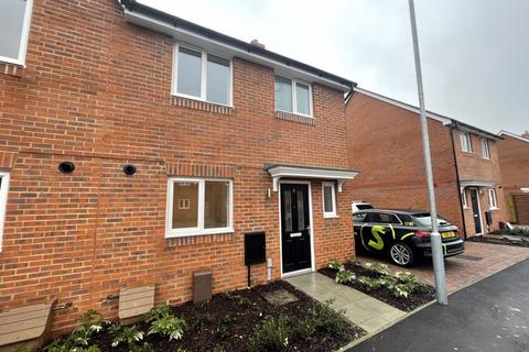 3 bedroom semi-detached house to rent, Iden Drive, Chichester