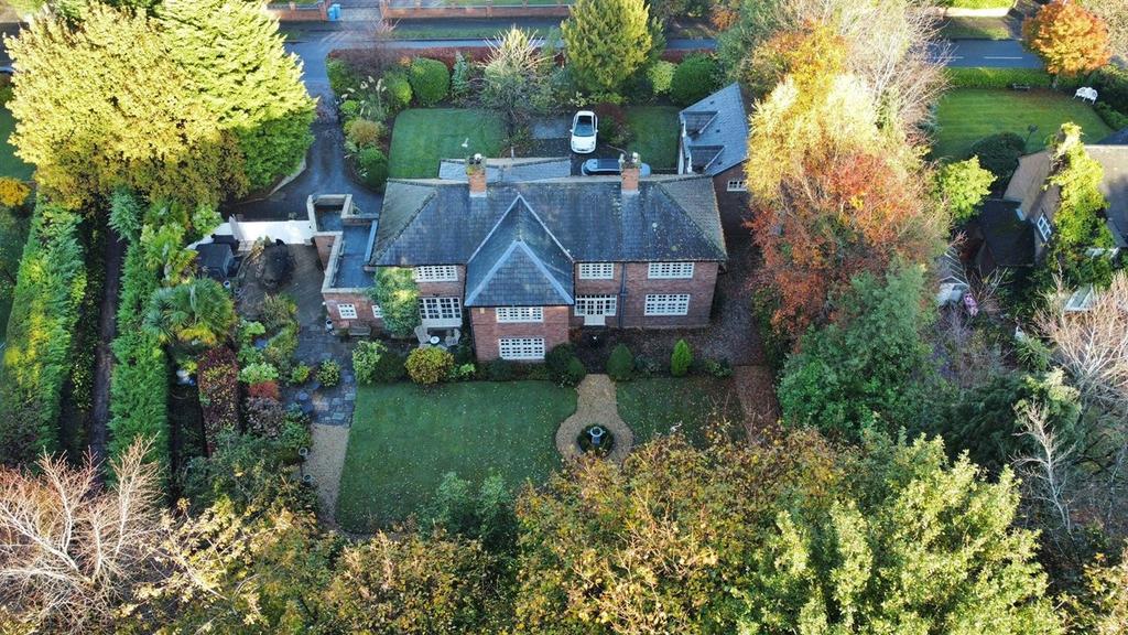 Lyons Lane, Appleton, Warrington, WA4 5 bed detached house £1,600,000