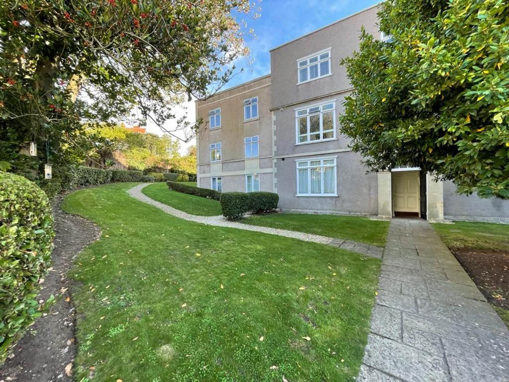 Crosby Hall, 1 Royal Crescent... 1 bed flat - £695 pcm (£160 pw)