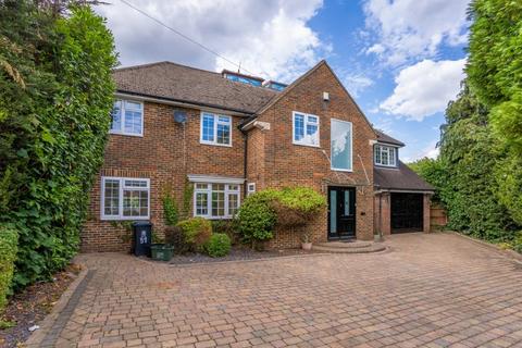 5 bedroom detached house to rent, Birchdale, Gerrards Cross