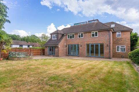 5 bedroom detached house to rent, Birchdale, Gerrards Cross