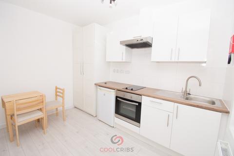 Studio to rent, Warwick Road, , London  SW5