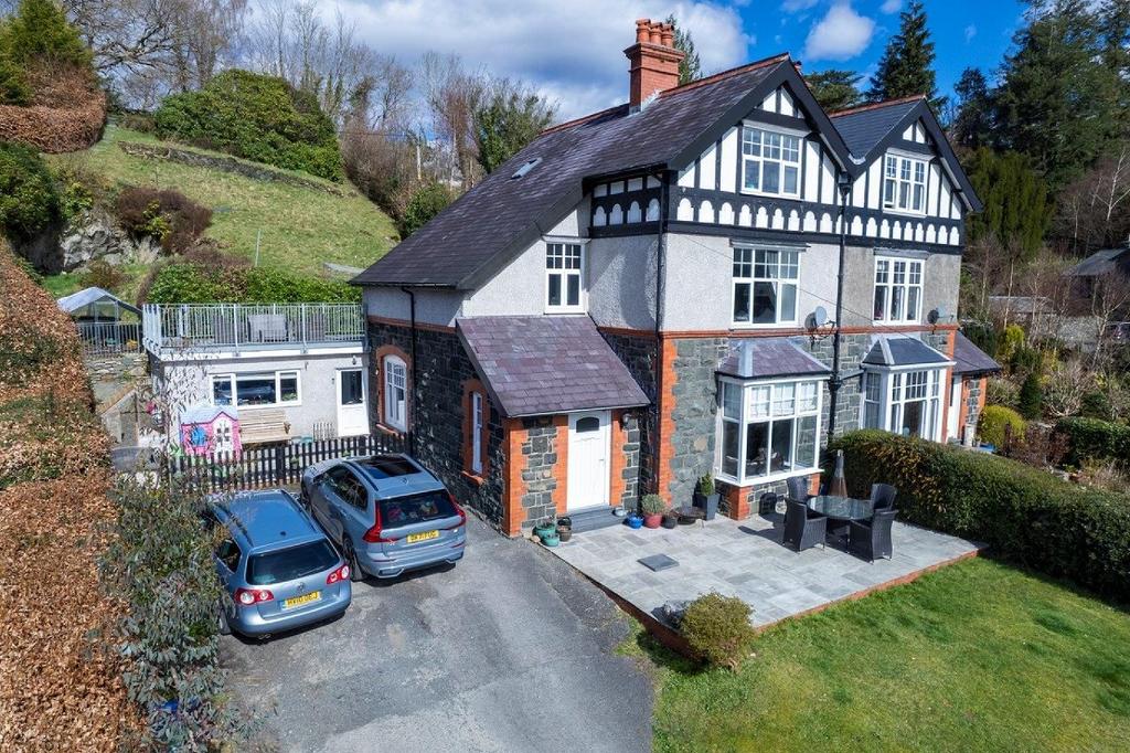 Llwyn Y Coed, Barmouth Road, Dolgellau, LL40 2EW 4 bed semidetached