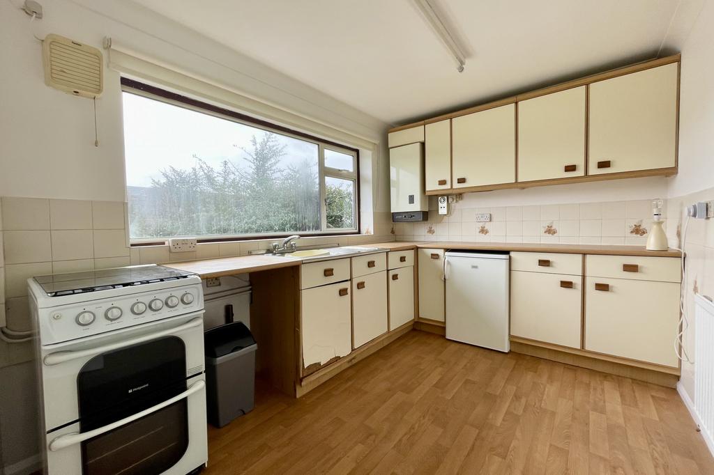 Anderida Road, Eastbourne, East Sussex, BN220QE 3 bed bungalow for sale £340,000