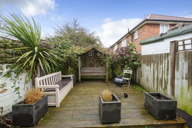Grove Lane, Kingston Upon Thames, KT1 2 bed cottage £2,100 pcm (£485 pw)