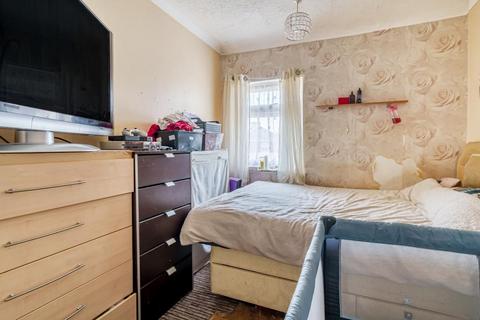 4 bedroom end of terrace house for sale, Acacia Grove,  Swindon,  SN2