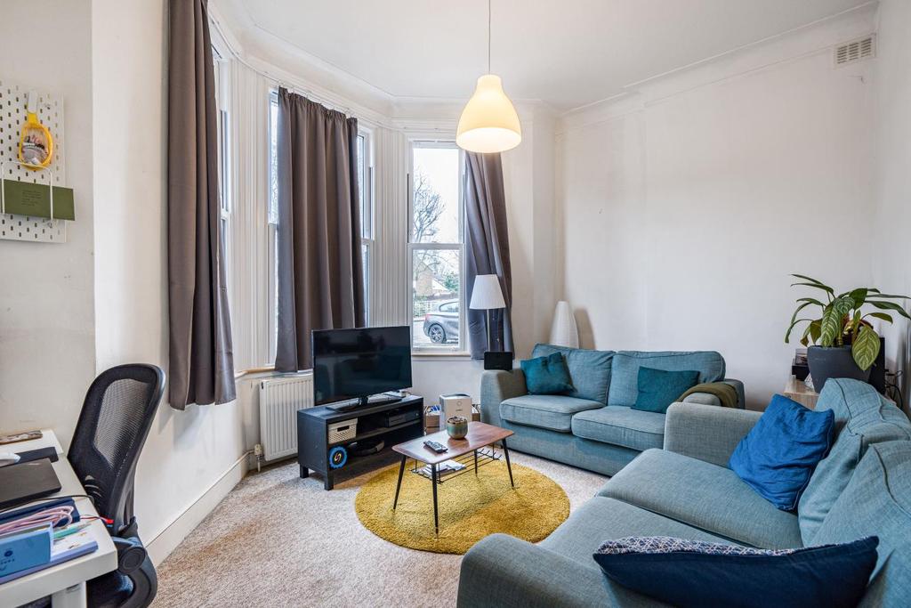 Bedford Hill, Balham 2 bed flat £585,000