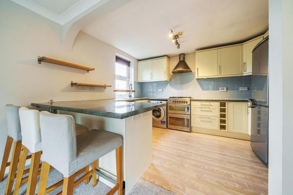 Queens Road, Wimbledon 1 bed flat £350,000
