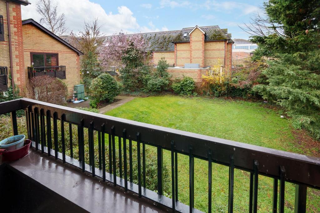 Queens Road, Wimbledon 1 bed flat £350,000