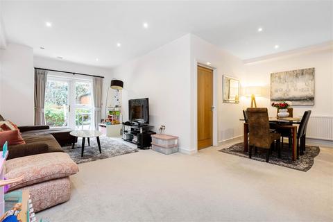 3 bedroom flat for sale, Vicarage Crescent, SW11