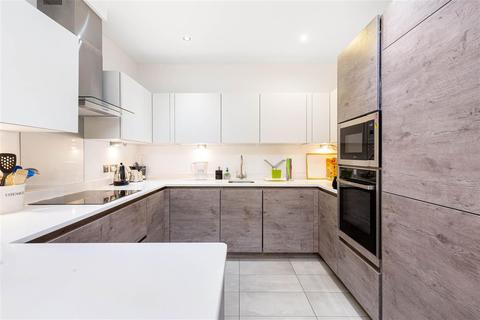 3 bedroom flat for sale, Vicarage Crescent, SW11