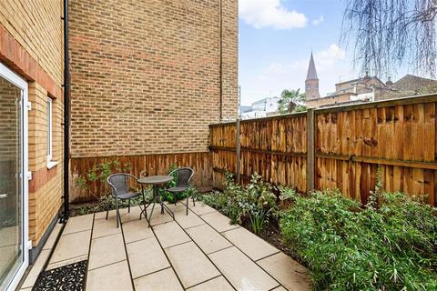 3 bedroom flat for sale, Vicarage Crescent, SW11